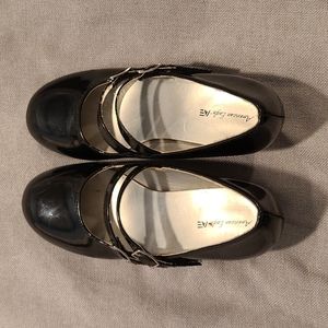 American Eagle black skid resistant size 1 1/2 dress shoes